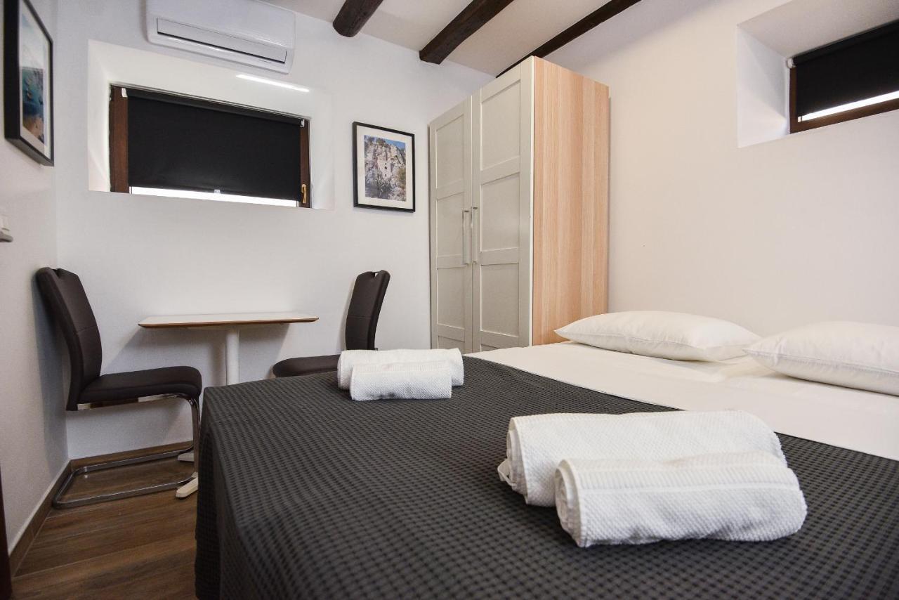 Old Town Inn Пула Екстериор снимка